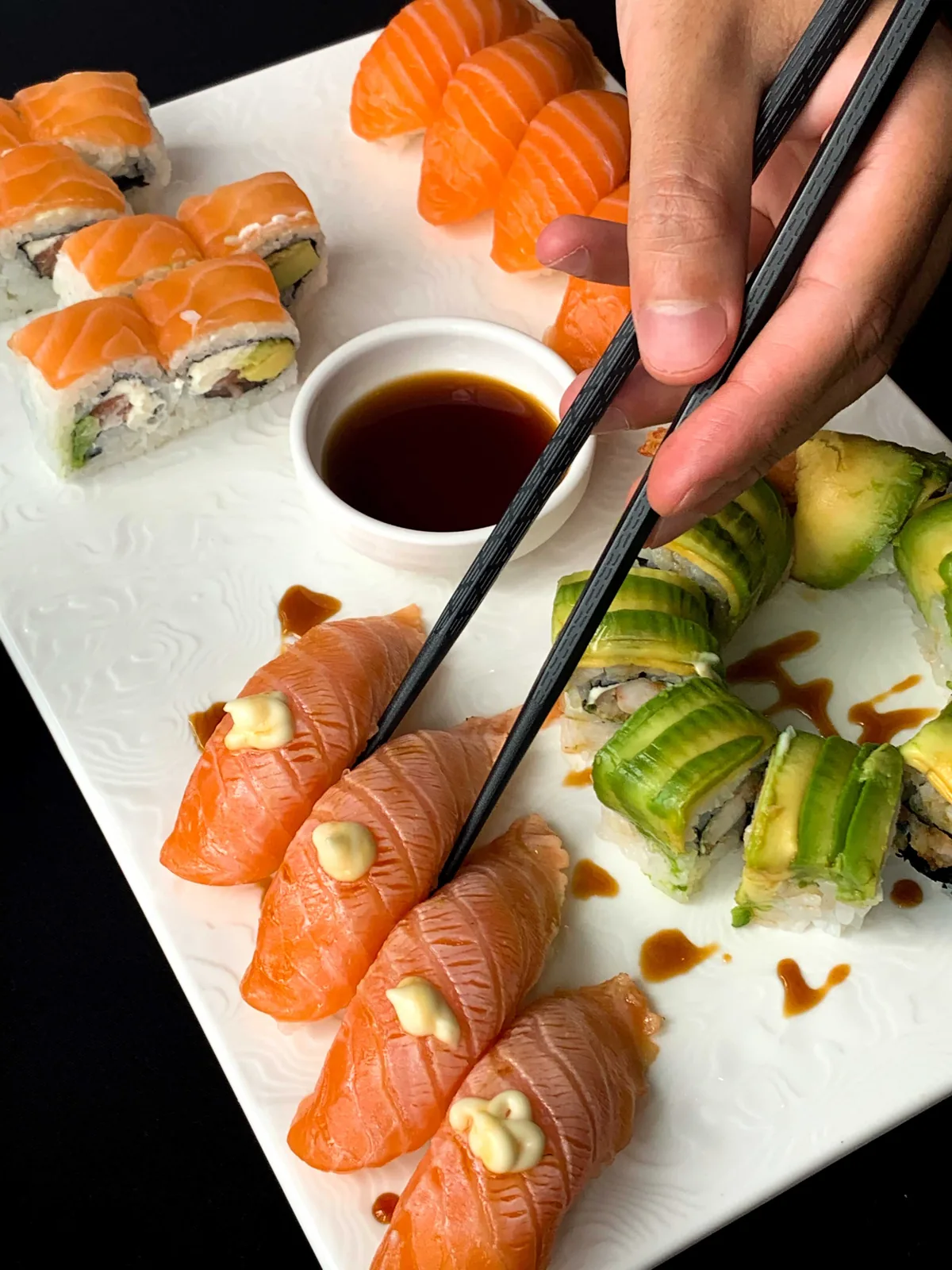 Preparazione sushi con bacchette
